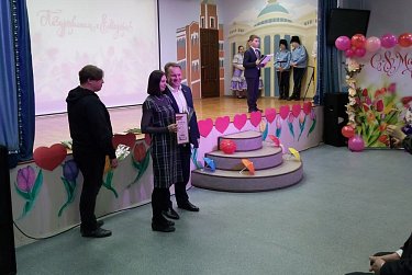 Депутаты поздравили женские коллективы